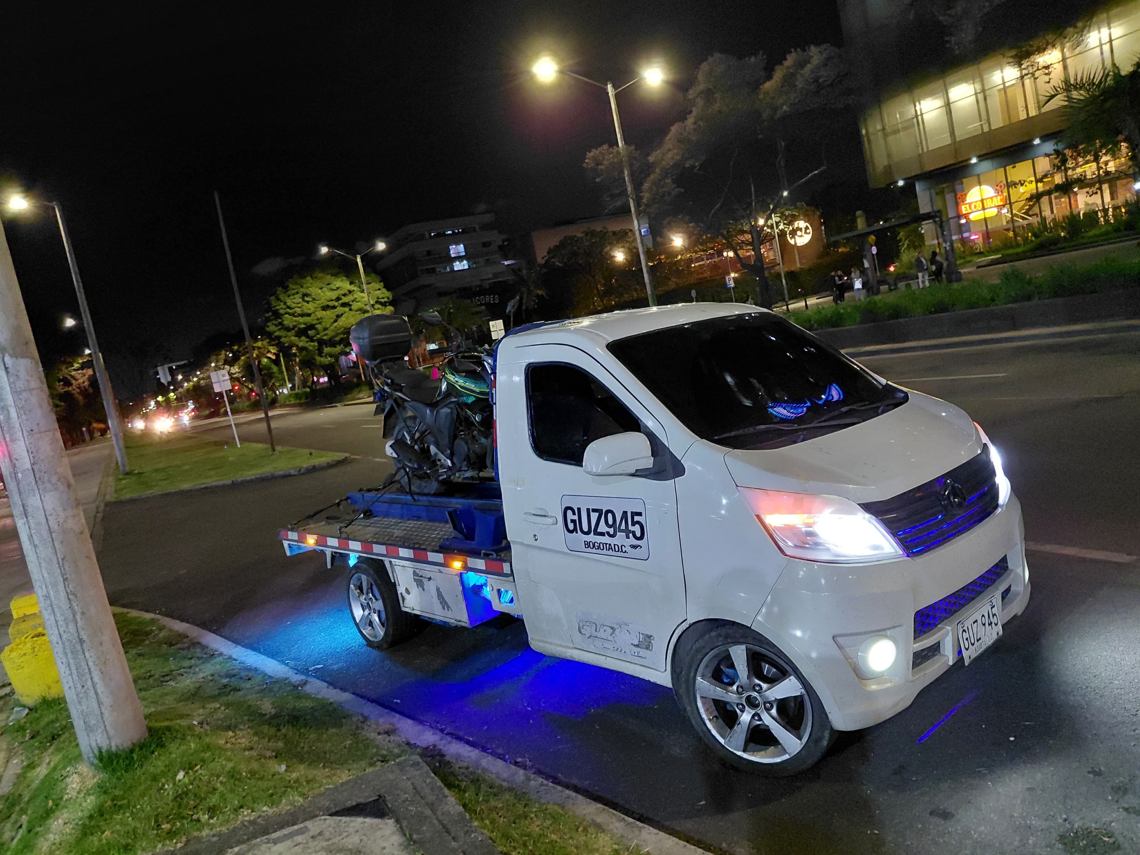 Grúa L&D en servicio nocturno en Bogotá